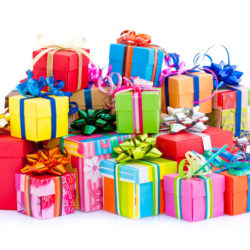 Pile de paquets cadeaux colorés